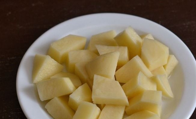 1. Этап. Красный борщ с курицей: Очистите и вымойте картофель. Затем нарежьте его на кусочки одинакового небольшого размера. Положите картошку в борщ и варите до готовности десять минут.
