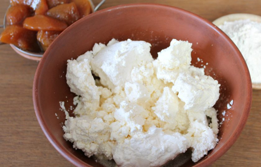 1. Этап. Творожное печенье с фруктами: Насыпаем творог, все перемешиваем.