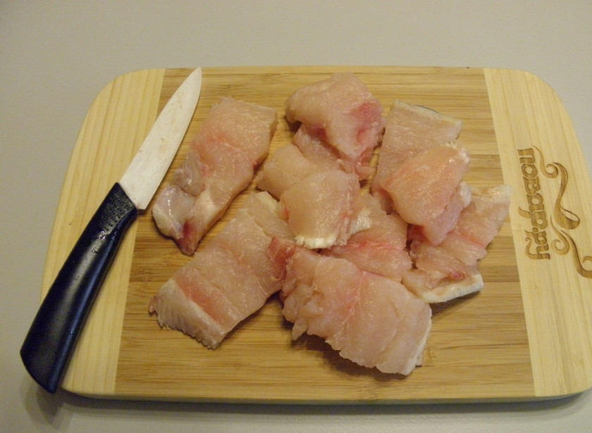 1. Этап. Пангасиус в мультиварке: Теперь порежьте рыбу на небольшие кусочки.