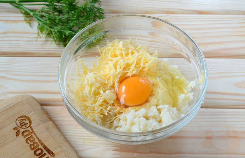 1. Этап. Нежнейшая пицца без муки: Смешайте цветную капусту с натертым на мелкой терке твердым сыром и яйцом. Посолите по вкусу. Все хорошенько перемешайте.