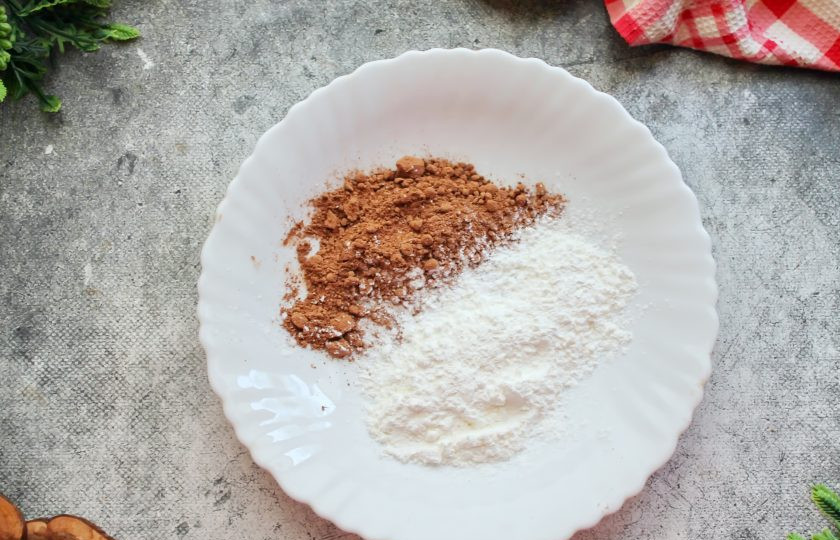 1. Этап. Шоколадный меренговый рулет: Смешайте какао с кукурузным крахмалом и просейте в белковую массу. Очень аккуратно перемешайте все до однородного, без комочков, теста.