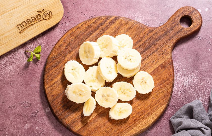 1. Этап. Льняная каша с протеином: Банан очистите от кожуры и порежьте на кружочки.