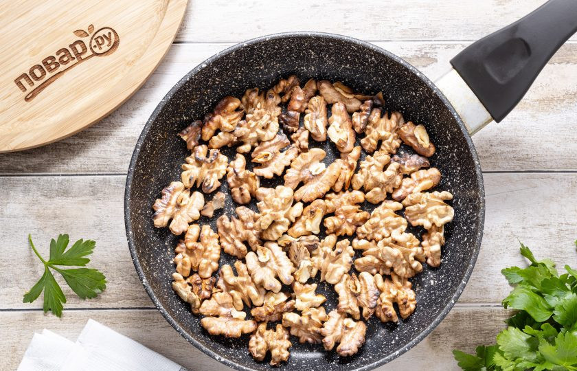 1. Этап. Ореховая приправа: Грецкие орехи подсушите в сухой сковороде до легкого золотистого цвета.