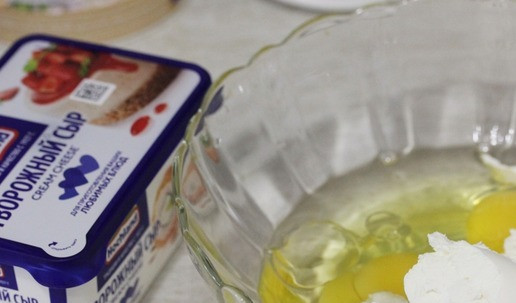 1. Этап. Маффины с сыром и ягодами: В другую глубокую миску вбить яйца, добавить к ним растительное масло и сливочный сыр комнатной температуры. У меня творожный сыр ТМ Хохланд.