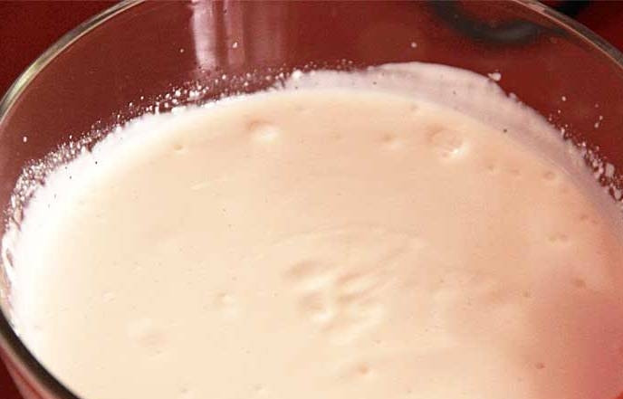 1. Этап. Торт с вишней и орехами: А пока приготовьте крем. Сливки взбейте до устойчивых пиков. Затем смешайте их со сметаной и сахарной пудрой, оставьте крем до загустения. Для начинки нарубите орехи на средние кусочки и приготовьте вишню.