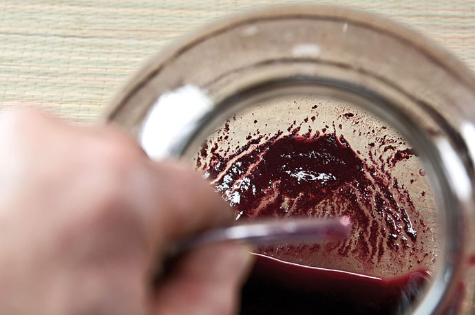 1. Этап. Вино из рябины: 13. Через месяц фильтровать вино можно каждые 2 недели, аккуратно оставляя на дне банки осадок.