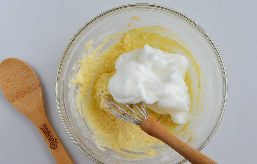 1. Этап. Сырная выпечка: Введите взбитые белки, венчиком перемешайте тесто для вафель до однородного состояния.