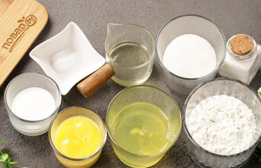 1. Этап. Бисквит в аэрогриле: Подготовьте все ингредиенты по списку. Яйца разделите на белки и желтки. Белки должны быть охлаждённые.