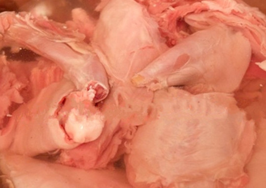 1. Этап. Жаркое из кролика в мультиварке: 1. Тушку разделываем на порционные кусочки, заливаем холодной водой и добавим уксус. Пусть постоит 1 час. Пропорции - 1 ложка уксуса на литр воды.