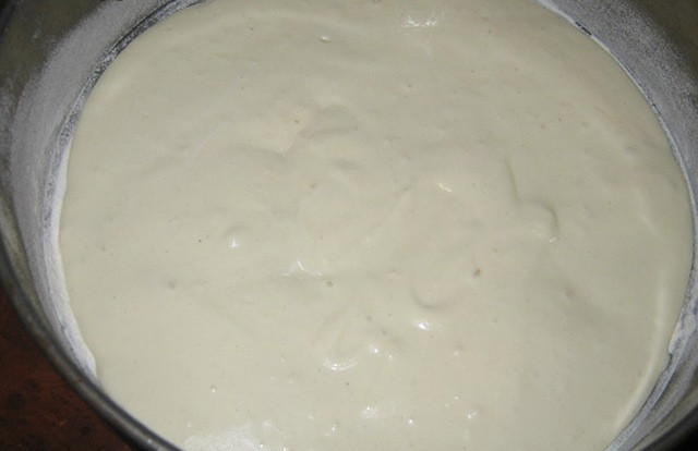 1. Этап. Пирог из куриной печени: Сделайте тесто. Взбейте кефир со сметаной, маслом и яйцом. Затем добавьте просеянную муку с разрыхлителем и соль. Тесто перемешайте.