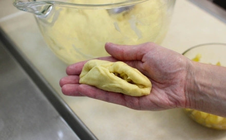 1. Этап. Булочки с начинкой: 11. Аккуратно залепите края.