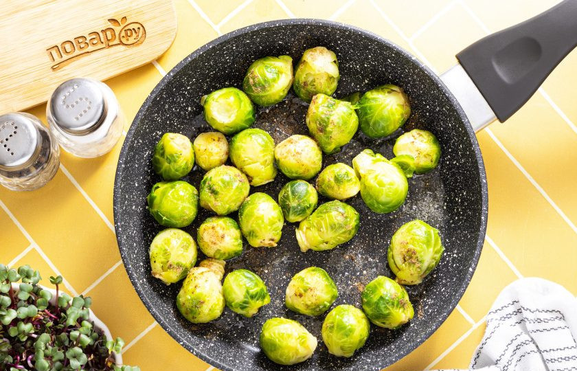 1. Этап. Брюссельская капуста по-брюссельски: Выложите в сковороду брюссельскую капусту.