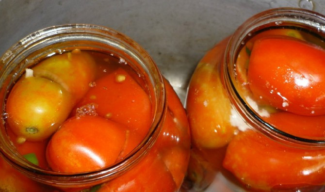 1. Этап. Фаршированные помидоры на зиму: Отдельно смешиваем литр горячей воды, сахар и соль. Кидаем в каждую банку по таблетки аспирина и заливаем помидоры приготовленным рассолом. Прикрываем банки крышками и стерилизуем их еще 20 минут.