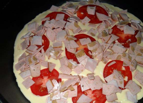 1. Этап. Пицца за 10 минут: Выливаем смесь на сковороду (холодную), смесь должна быть жидкой. Сковородку можно смазать маслом. Выкладываем сверху свою начинку.