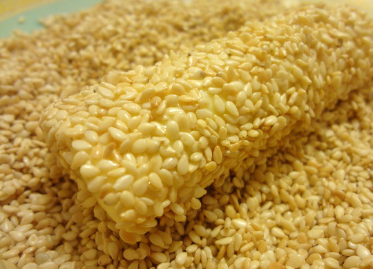 1. Этап. Плавленый сыр с начинкой: И обваливаем в поджаренном кунжуте. Вот и все, закуска готова!