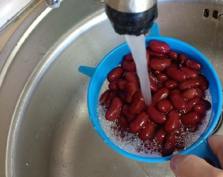 1. Этап. Салат Фасолинка: Из банки с фасолью слить жидкость и промыть ее под проточной водой. Дать воде стечь.