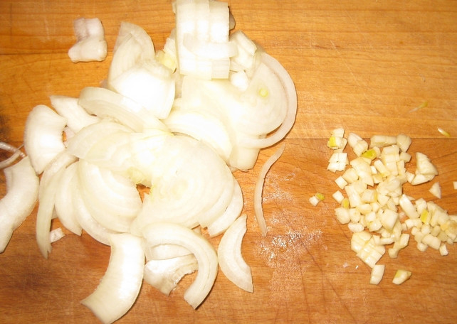 1. Этап. Индейка, тушенная с анисом: Лук нарезаем полукольцами, чеснок измельчаем.