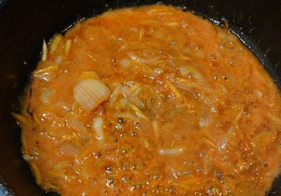 1. Этап. Курица в имбирном соусе: Влейте полученный соус на сковороду, готовьте еще 3 минуты.