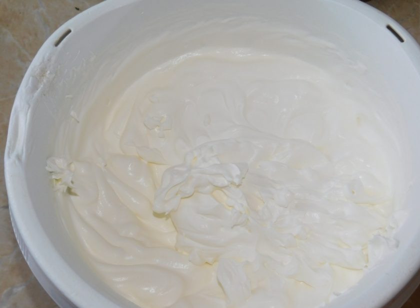 1. Этап. Торт Крем а-ля крем: Взбейте сливки с сахарной пудрой до пышности.
