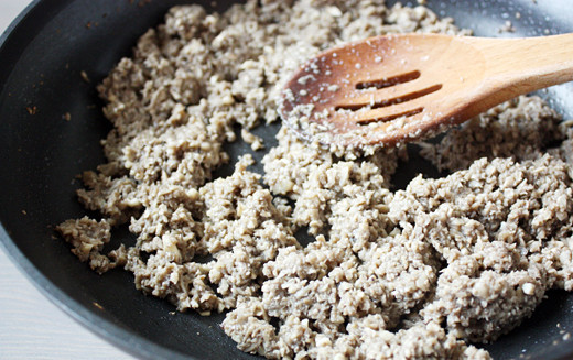 1. Этап. Грудка, фаршированная грибами и сыром: 3. Грибы вымыть, откинуть на дуршлаг. Отправить в блендер и измельчить. При желании можно добавить также немного лука или чеснока. На сковороду налить немного масла и обжарить грибы до готовности. Посолить и поперчить по вкусу.