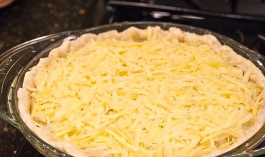 1. Этап. Быстрый пирог с луком: 2. Выкладываем лук поверх теста, специи добавляйте по вкусу. Поверх лука - тертый сыр.