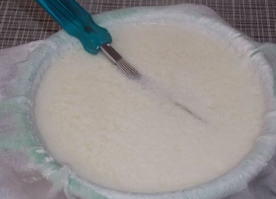 1. Этап. Готовим сыр Филадельфия в домашних условиях: 5. Затем возьмите емкость и покройте ее марлей в несколько слоев. Вылейте полученную массу и подвесьте, чтобы сыворотка стекала в эту емкость.