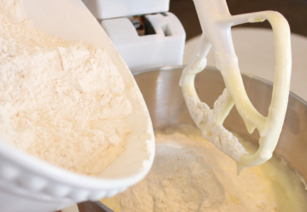 1. Этап. Печенье на 14 февраля: 3. Ввести сухие ингредиенты, разделив примерно на 3 части. Взбивать на медленной скорости, чтобы тесто получилось без комочков. Теперь его нужно накрыть пищевой пленкой и отправить в холодильник примерно на 1 час.