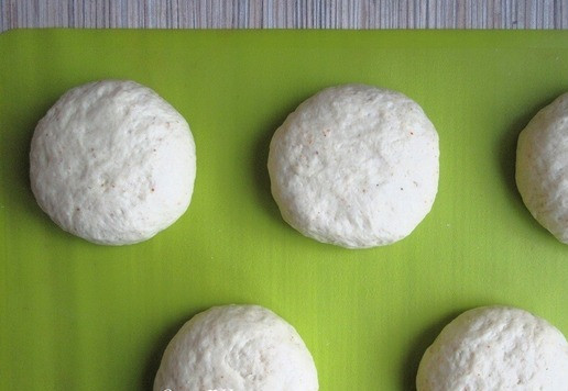 1. Этап. Чикенбургер с сыром и баклажанами: Из каждой части сформируйте круглую булочку, переложите на противень, застеленный бумагой для выпечки или силиконовым ковриком.