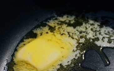 1. Этап. Уха из пикши: В кастрюле с толстым дном разогрейте сливочное и оливковое масла. Положите в неё оба вида лука, чеснок и сельдерей. Добавьте соль, перемешайте и тушите на среднем огне в течение 6 минут.