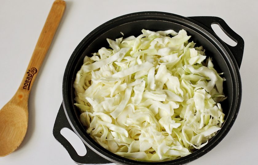 1. Этап. Тушеная капуста по маминому рецепту: Капусту тонко нашинкуйте и сложите в любую посуду с толстым дном, я использовала казан. Добавьте 1 стакан воды и на небольшом огне тушите до испарения жидкости. Затем добавьте 2-3 ст.л. масла, соль по вкусу и доведите до полной готовности. Каждый определяет свою степень. Если любите хрустящую, уйдет минут 15, если любите помягче, то минут 30. Так же зависит это и от того, какая капуста используется.