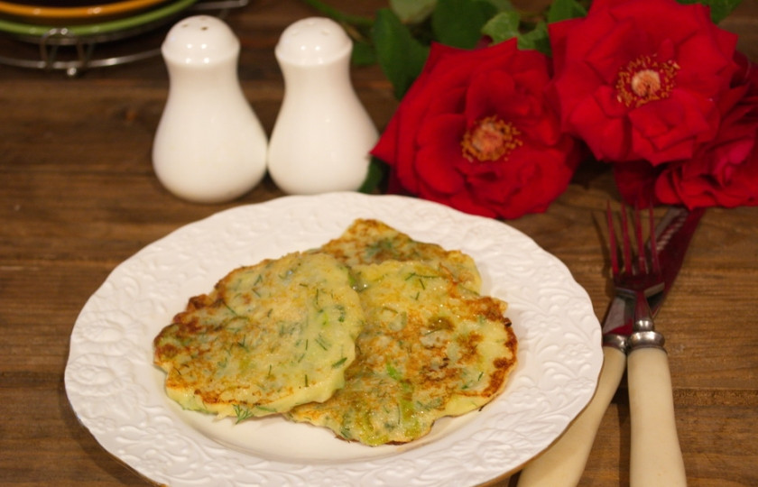 1. Этап. Капустные оладьи на кефире: Подайте к столу. Оладьи очень вкусные. Мне очень понравились. Легкие и нежные. Вкусны даже в холодном блюде. В тесто можно добавить немного выдавленного через пресс чеснока, тогда вкус оладьев будет немного другим.