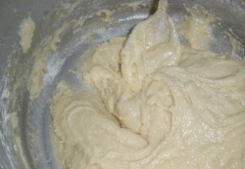 1. Этап. Шарлотка на майонезе: 3. Теперь аккуратно домешиваем муку. Должно выйти такое вот густое тесто.