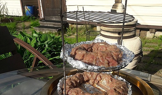 1. Этап. Шашлык на нитке в тандыре: Этажерку для тандыра надо застелить фольгой, уложить мясо на нитке. Из разогретого тандыра убрать угли. Поставить этажерку в тандыр. Готовить 25 минут.