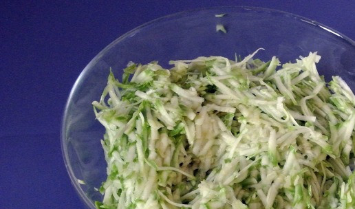 1. Этап. Вафли из кабачков: Кабачок натереть на крупной терке, посолить. Оставить на 10 минут.