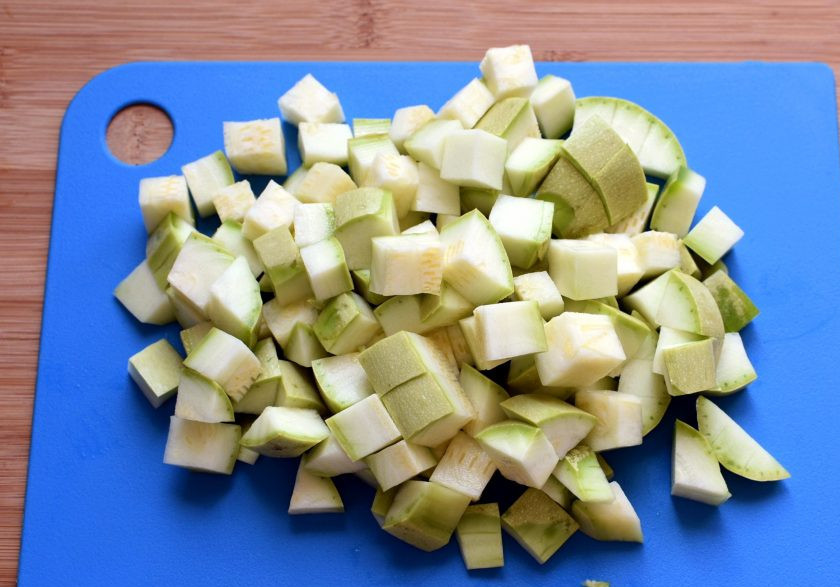 1. Этап. Суп из цукини со шпинатом и киноа: Нарежьте кубиками цукини или молодой кабачок. Добавьте в кастрюлю и обжаривайте минуты 3, помешивая.