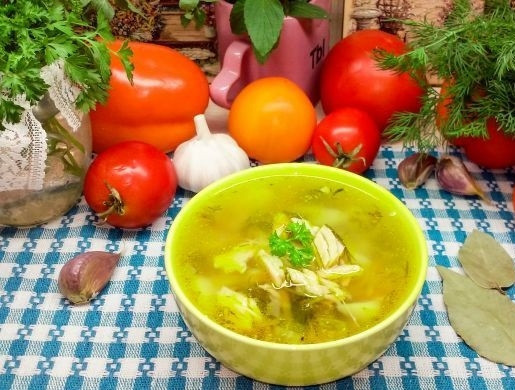 1. Этап. Лососевый суп: 12. Настаиваю суп под закрытой крышкой 10-20 минут, после чего разливаю по тарелкам и подаю к столу горячим.