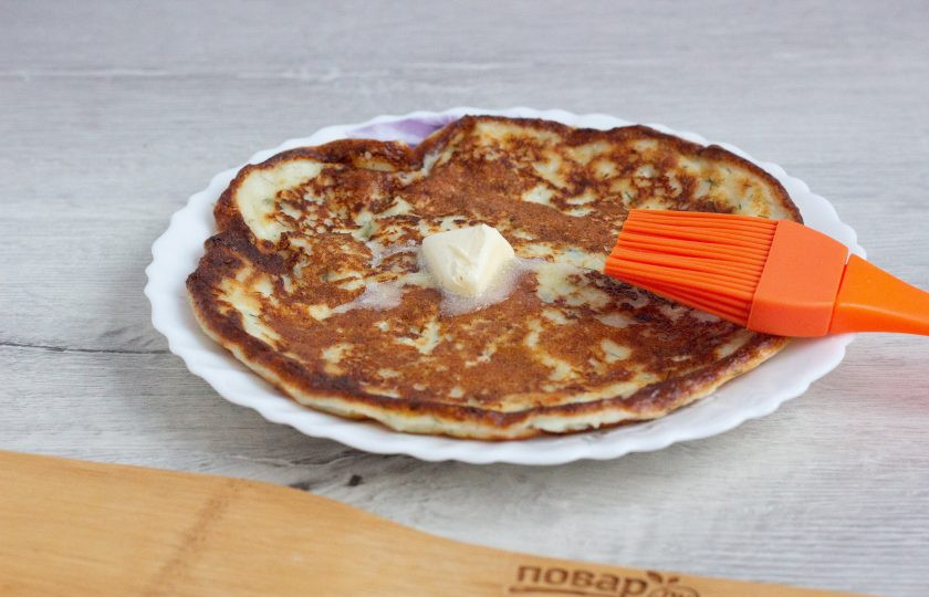 1. Этап. Ленивые хачапури с творогом: Сковороду смажьте растительным маслом, налейте половник теста и разровняйте. Выбирайте удобный для вас объем теста и толщину хачапури. Жарьте под крышкой на медленном огне с двух сторон до готовности. Готовый хачапури смажьте сверху небольшим количеством сливочного масла.