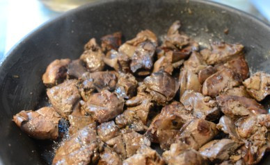 1. Этап. Печень с луком и яблоками: В сковородку наливаем масло, хорошенько разогреваем. Печень нарезаем порциями, слегка обваливаем в муке и обжариваем на сильном огне, солим, перчим, затем переворачиваем и обжариваем, перемешивая еще около 5 минут. Снимаем печень, выкладываем ее на бумажное полотенце, чтоб оно впитало лишний жир.