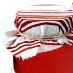 1. Этап. Варенье-желе из красной смородины: 4. Когда содержимое кастрюлю уменьшилось, выключаем огонь и переливаем варенье-желе в заранее стерилизованные банки. После чего их закатываем и укутываем одеялом.