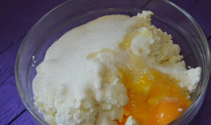 1. Этап. Пышная творожная запеканка с яблоками: 2. Манку смешиваю с содой, всыпаю сухие ингредиенты к творогу, перемешиваю ложкой или руками.