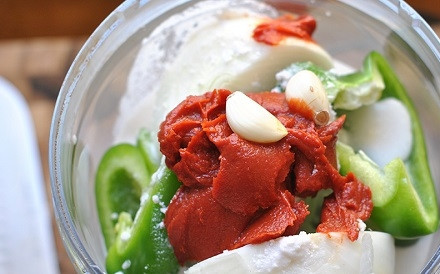 1. Этап. Курица карри с кокосовым молоком: 5. Добавьте очищенный чеснок и томатную пасту.