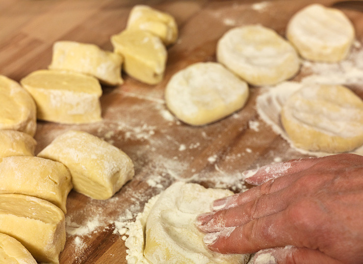 1. Этап. Самса с тыквой: 4. На присыпанной мукой поверхности размять сначала руками каждый кусочек.