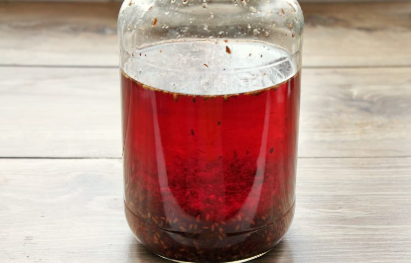 1. Этап. Настойка самогона на шиповнике: Уберите банку с самогоном и шиповником в темное место на 30 дней. Обязательно несколько раз перемешивайте, не открывая, чтобы разошелся сахар.