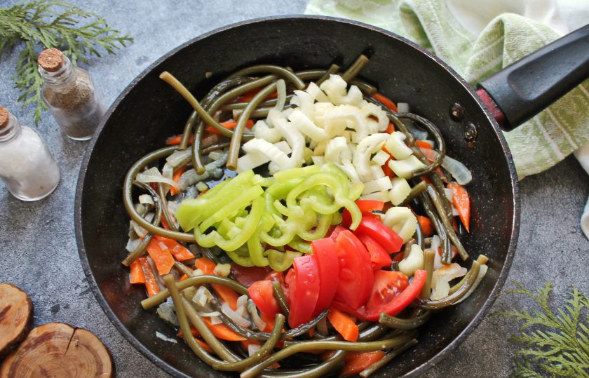 1. Этап. Папоротник со свининой: Добавьте в сковороду помидор нарезанный кусочками, сельдерей и болгарский перец соломкой. Все поперчите и перемешайте.