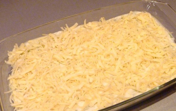 1. Этап. Каннеллони с рикоттой: Заливаем каннеллони приготовленным соусом и посыпаем тертым сыром. Ставим форму в разогретую до 180-190 градусов духовку и запекаем каннеллони 30-40 минут. Затем раскладываем их по порционным тарелочкам и подаем, пока они горячие. Приятного вам аппетита!