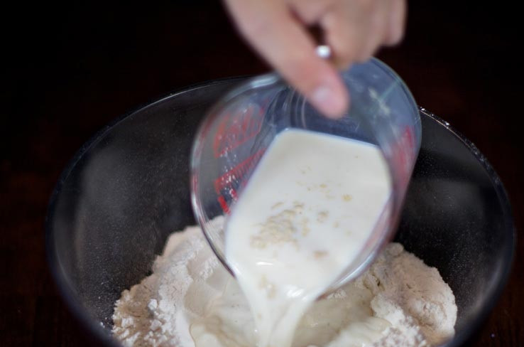 1. Этап. Пирожки, жареные на сковороде: 1. Рецепт приготовления пирожков, жареных на сковороде, начинается, конечно же, с теста. Молоко нужно немного нагреть и добавить к нему сахар и пакетик сухих дрожжей. Все тщательно перемешать, пока сахар и дрожжи не растворятся и отправить в миску с небольшим количеством муки.