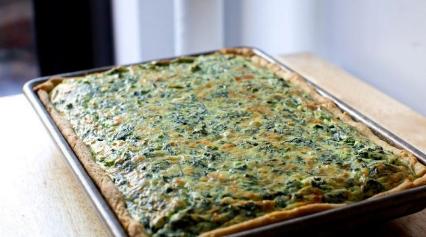 1. Этап. Ленивый киш со шпинатом: Выпекайте киш в разогретой до 180 градусов духовке в течение 40 минут до готовности.