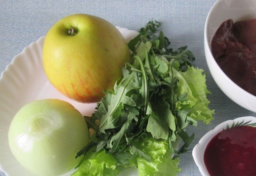 1. Этап. Салат с куриной печенью под брусничным соусом: Продукты для приготовления. Здесь у меня готовый брусничный соус, салатный микс из листового салата и рукколы.