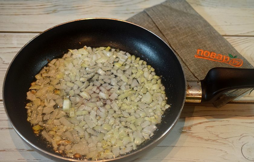 1. Этап. Говядина по-цыгански: 2. Обжарьте с маслом до прозрачности.