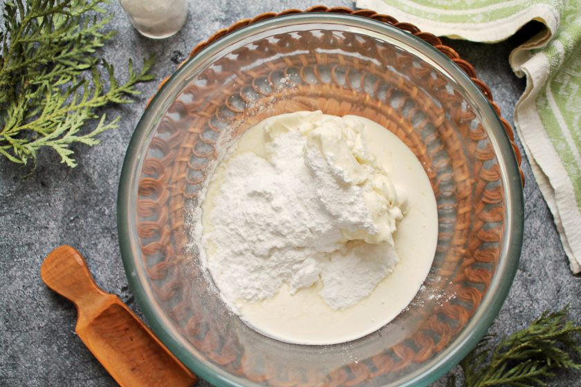 1. Этап. Бисквитный рулет с киви: Маскарпоне выложите в миску, добавьте сахарную пудру и влейте сливки.